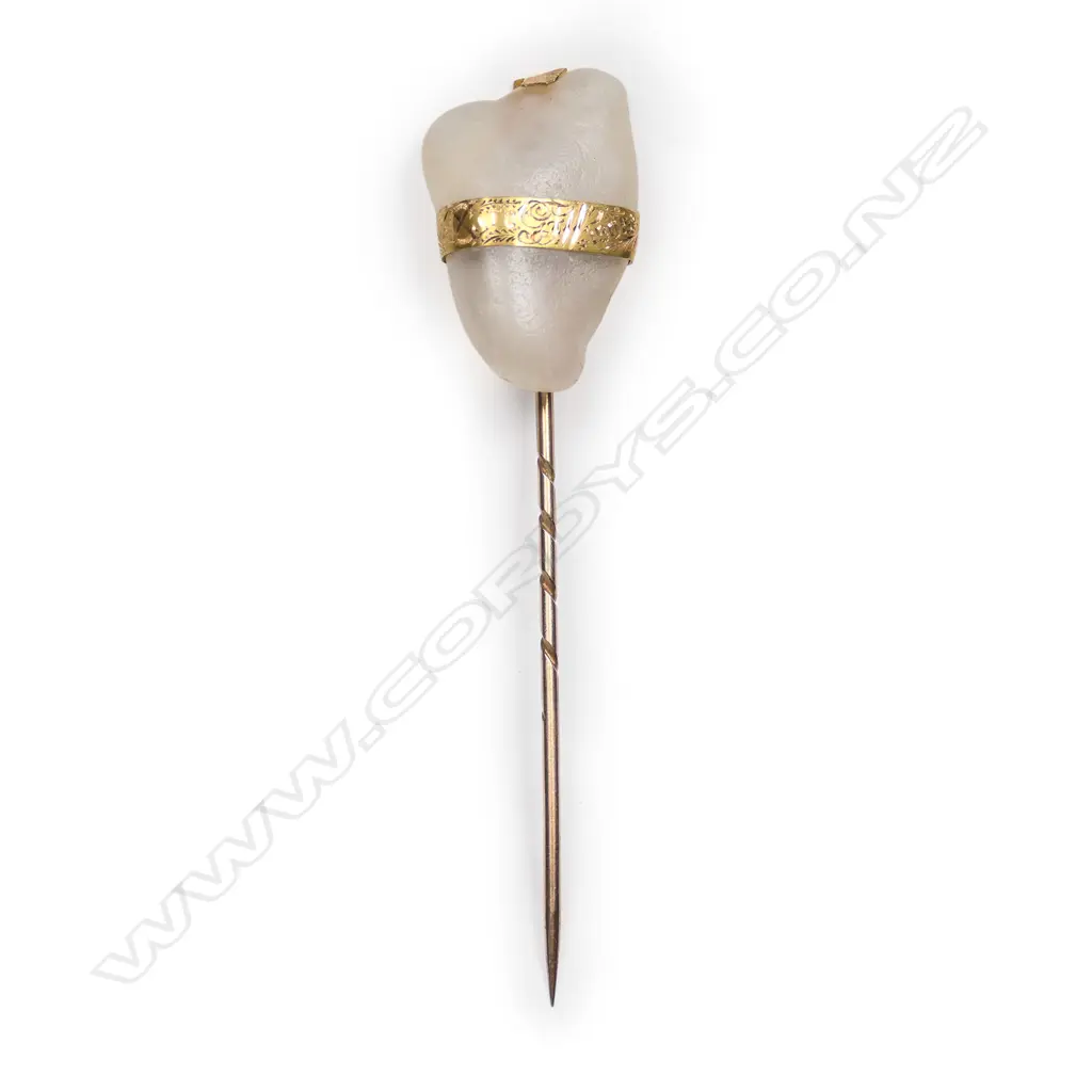 Adolph Kohn (Auckland) gold and chalcedony nugget pin, Image 1++